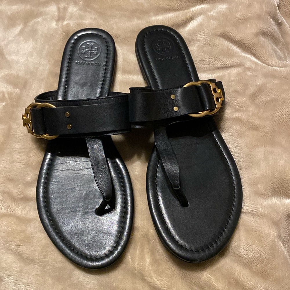 Tory Burch thong sandals. / Black Leather